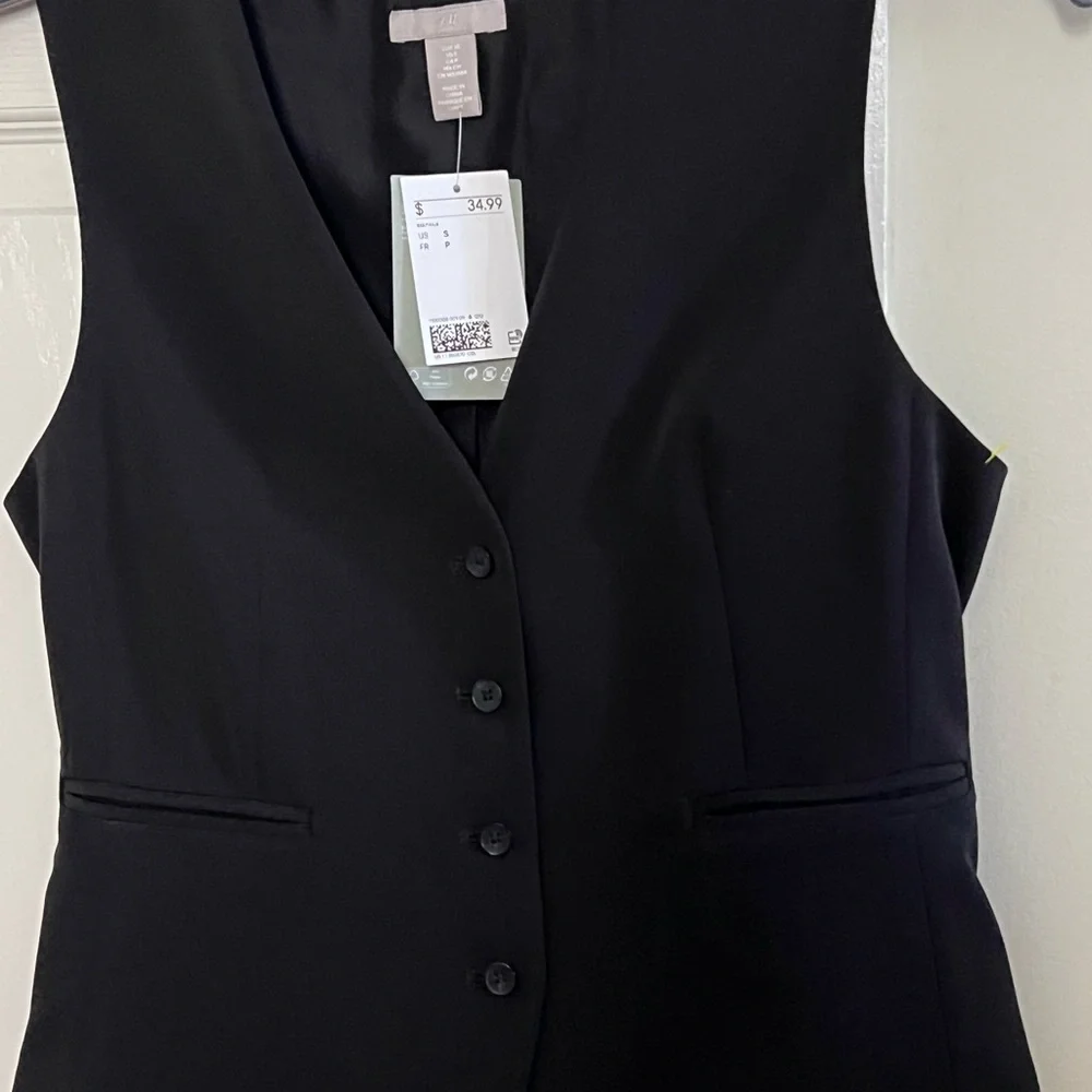 NWT H&M fitted vest iV-neck, buttons at front, and welt front pockets. size S - Picture 3 of 8